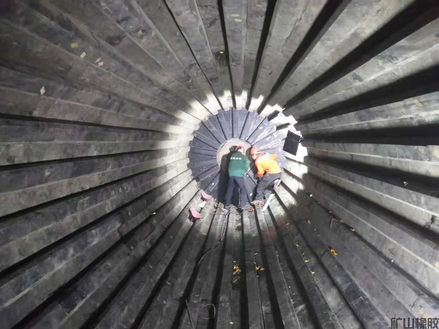 藝術(shù)在民間——橡膠襯板也能拍攝出花的感覺(圖1) 藝術(shù)在民間——橡膠襯板也能拍攝出花的感覺(圖1)