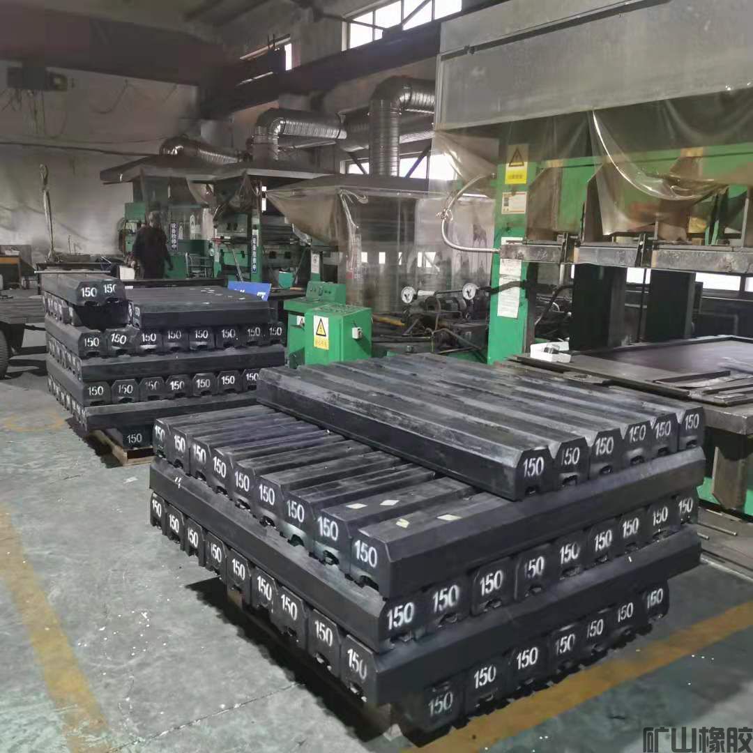 春節(jié)前保質保量完成生產任務 ——礦山橡膠廠橡膠襯板生產現(xiàn)場(圖1)